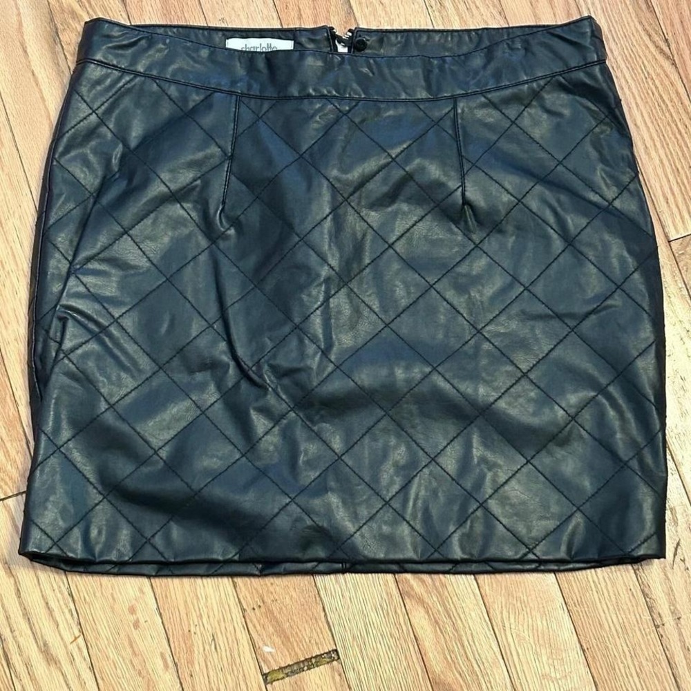 Charlotte Russe Black Pleather Mini Skirt Size 10 T41-64‎
